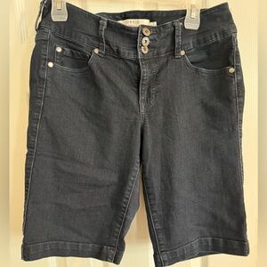 Jean Shorts mid rise with some stretch.